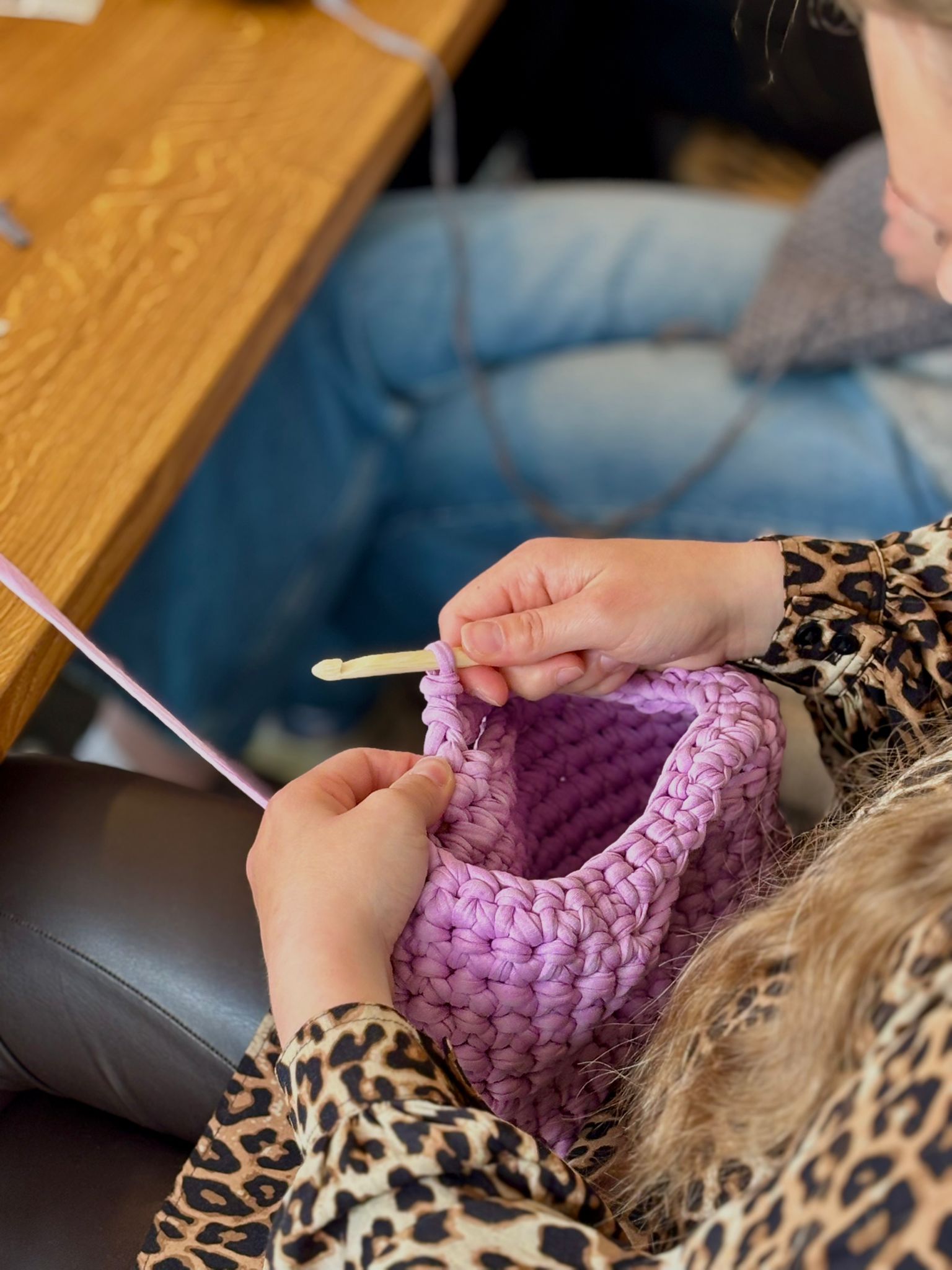 Hände häkeln mit rosa Textilgarn und Häkelnadel – Häkel Workshop Atelier Wundervoll Kaarst