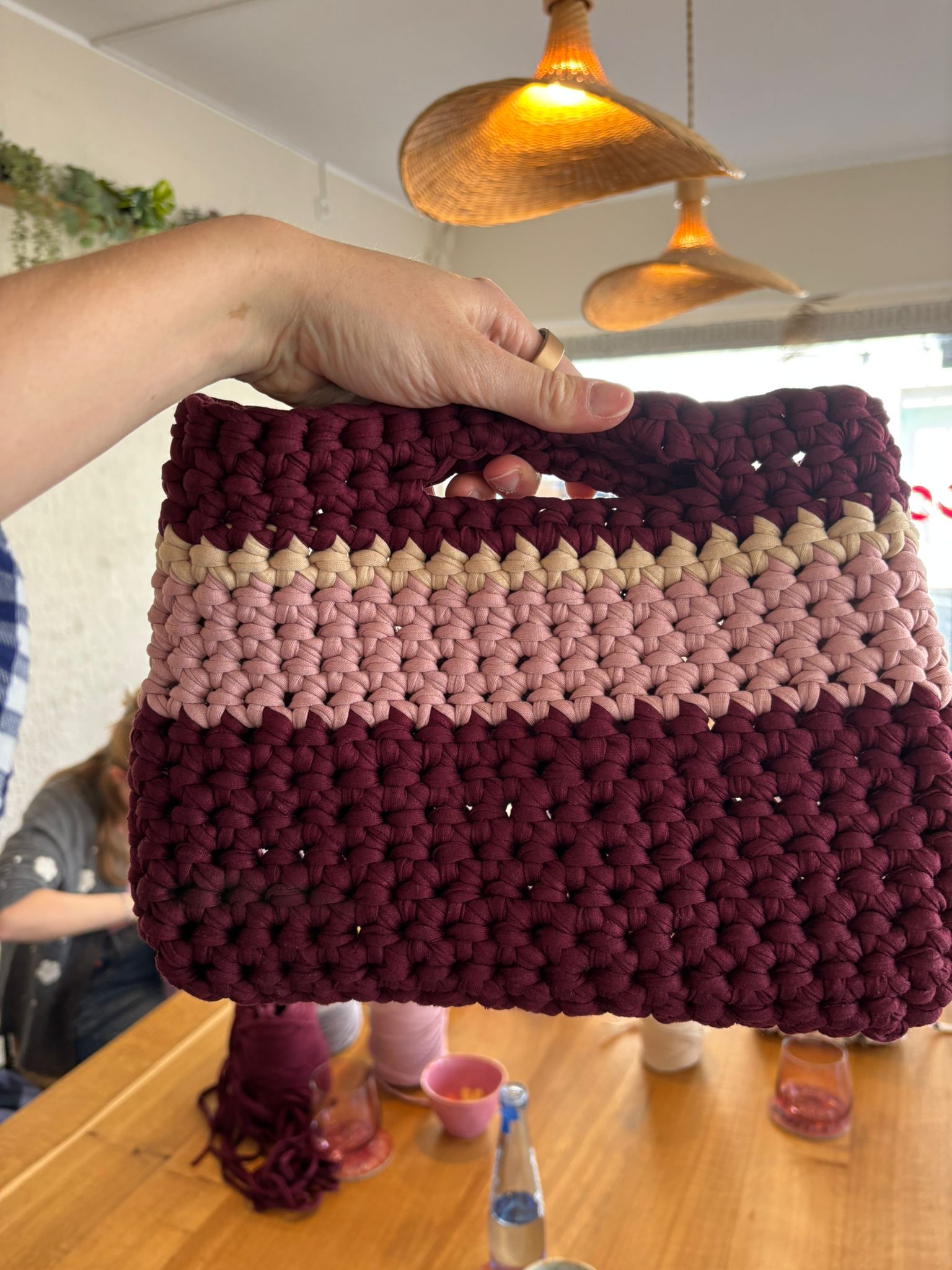 Gehäkelte Tasche mit Streifen in Bordeaux und Beige – private Häkel-Runde im Atelier Wundervoll