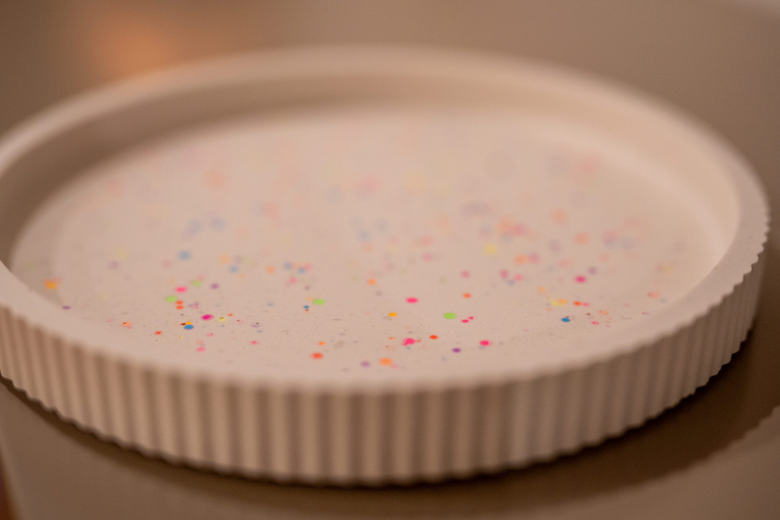 Jesmonite Workshop in Kaarst – selbst gegossene Schale mit buntem Konfetti