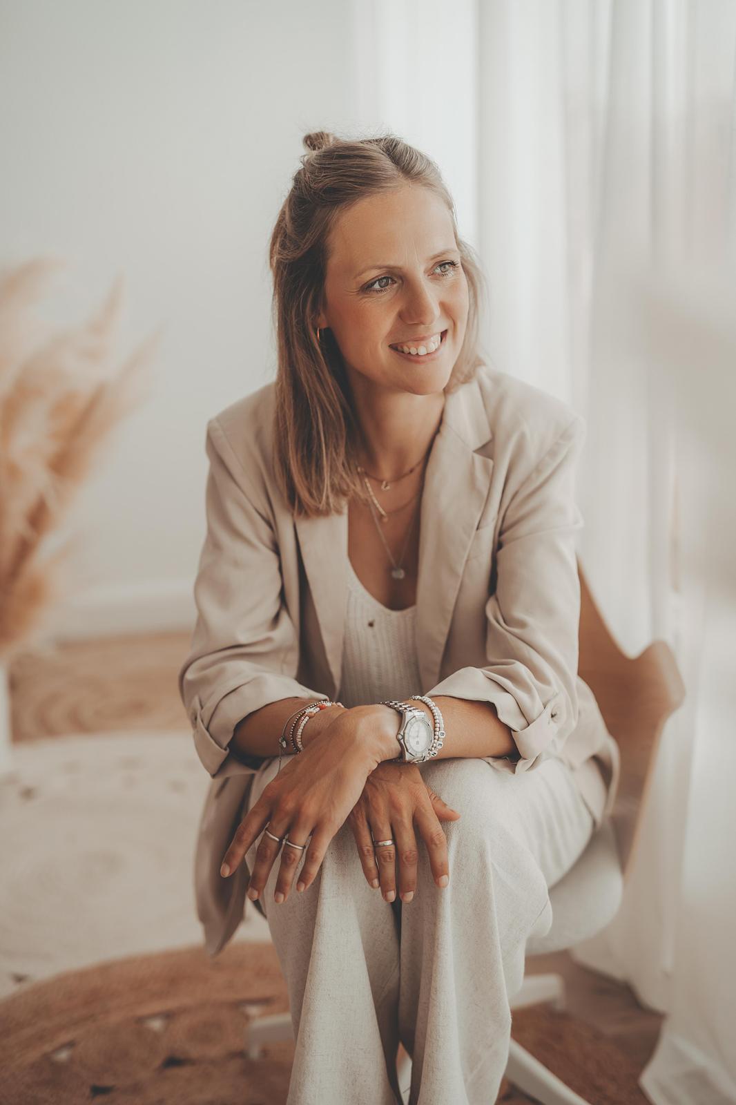 Sabrina Maring leitet die Malworkshops im Atelier Wundervoll in Kaarst