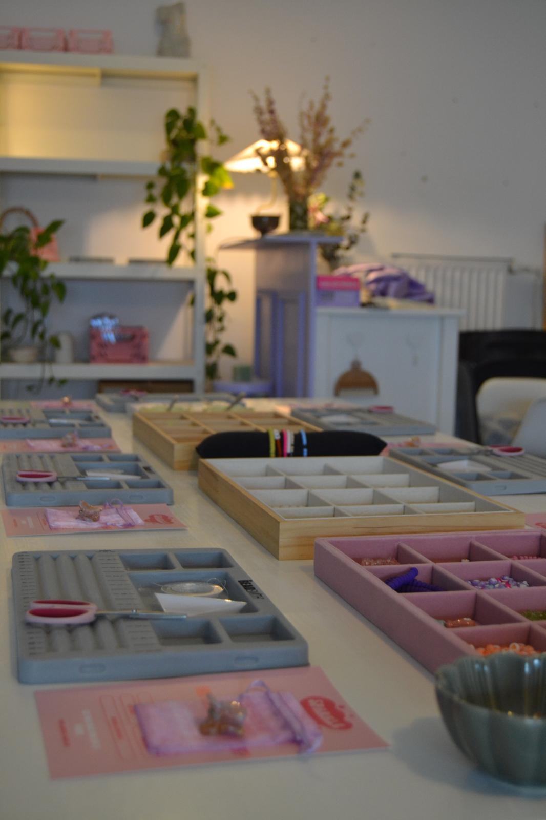Vorbereiteter Schmuck-Arbeitsplatz mit Designboard und Perlen – Schmuck Workshop Atelier Wundervoll Kaarst