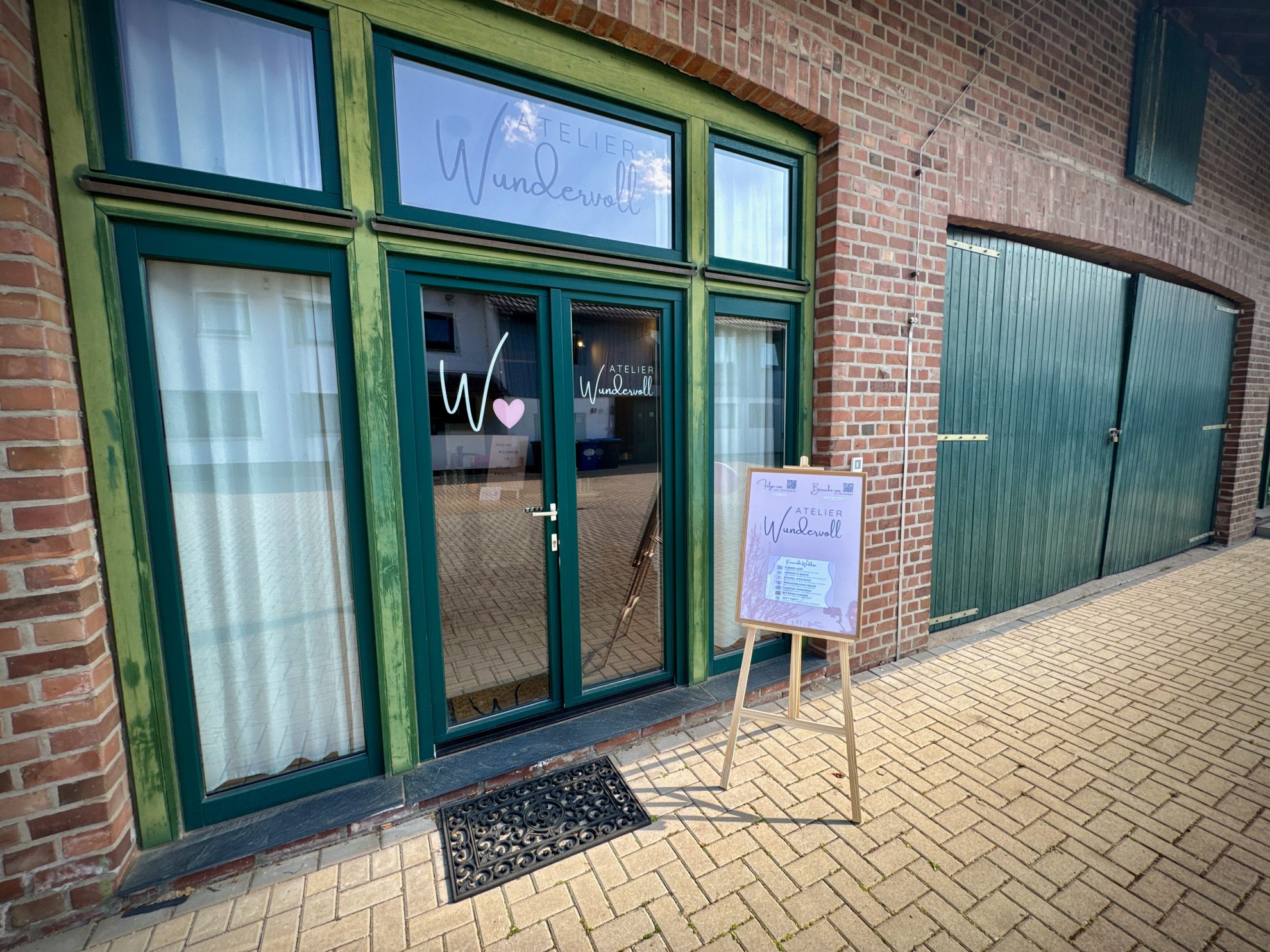 Außenansicht des Atelier Wundervoll im Vierkanthof in Kaarst, direkt neben IKEA