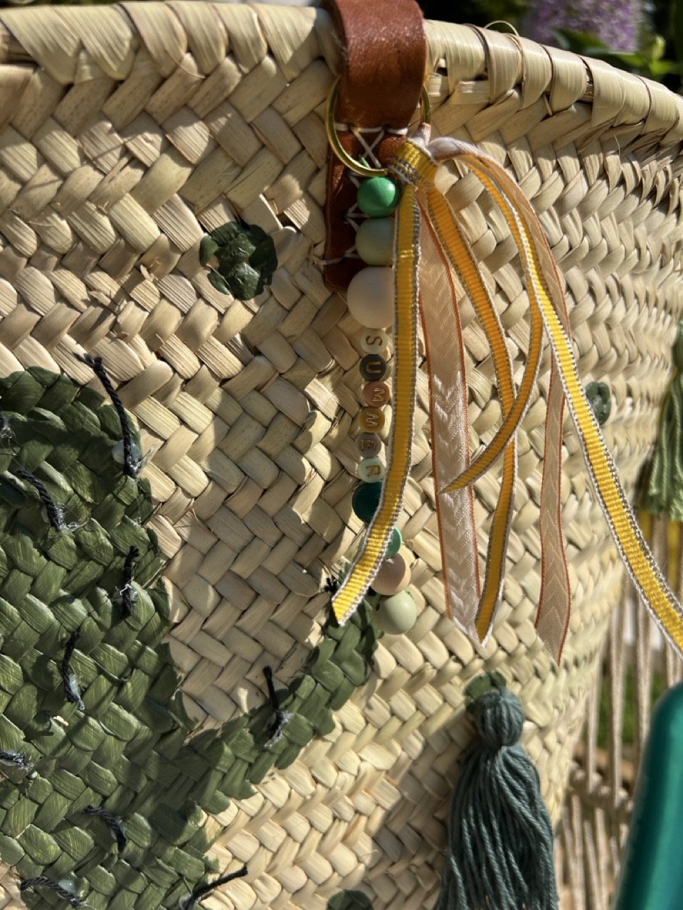 Korbtasche mit langen Bändern in Pastelltönen – private Boho-Runde im Atelier Wundervoll