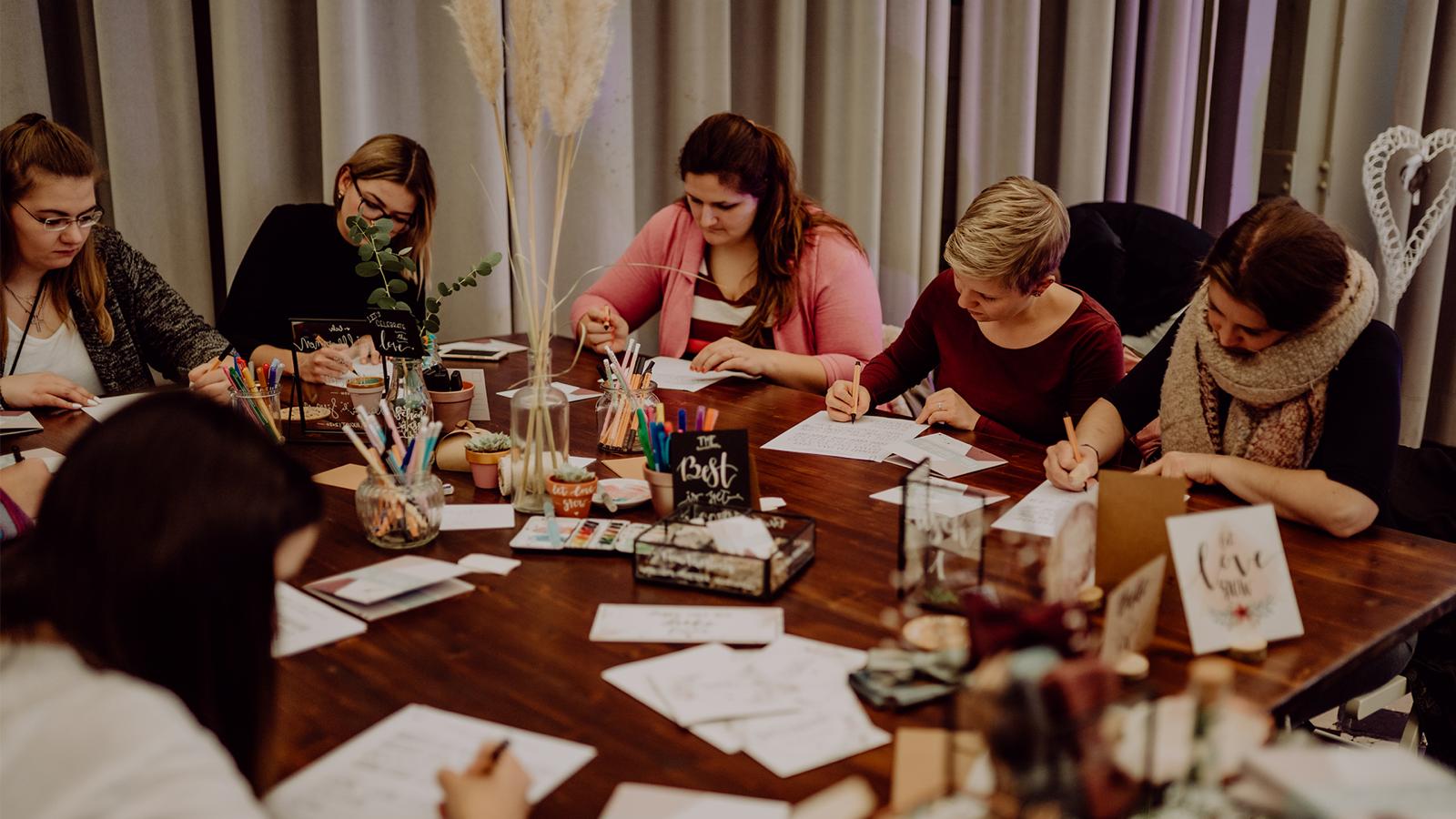 Gruppe beim Lettering-Workshop am gemeinsamen Tisch – private Runde im Atelier Wundervoll