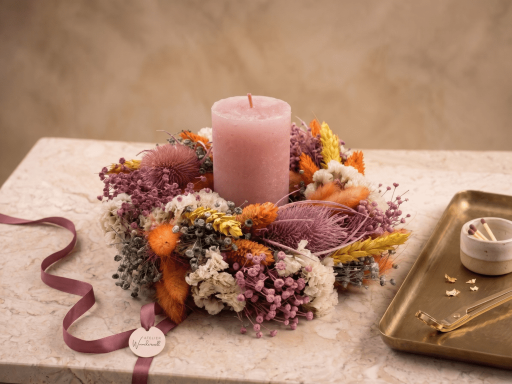The Golden Hour – Trockenblumenkranz mit rosé Stumpenkerze auf Marmor