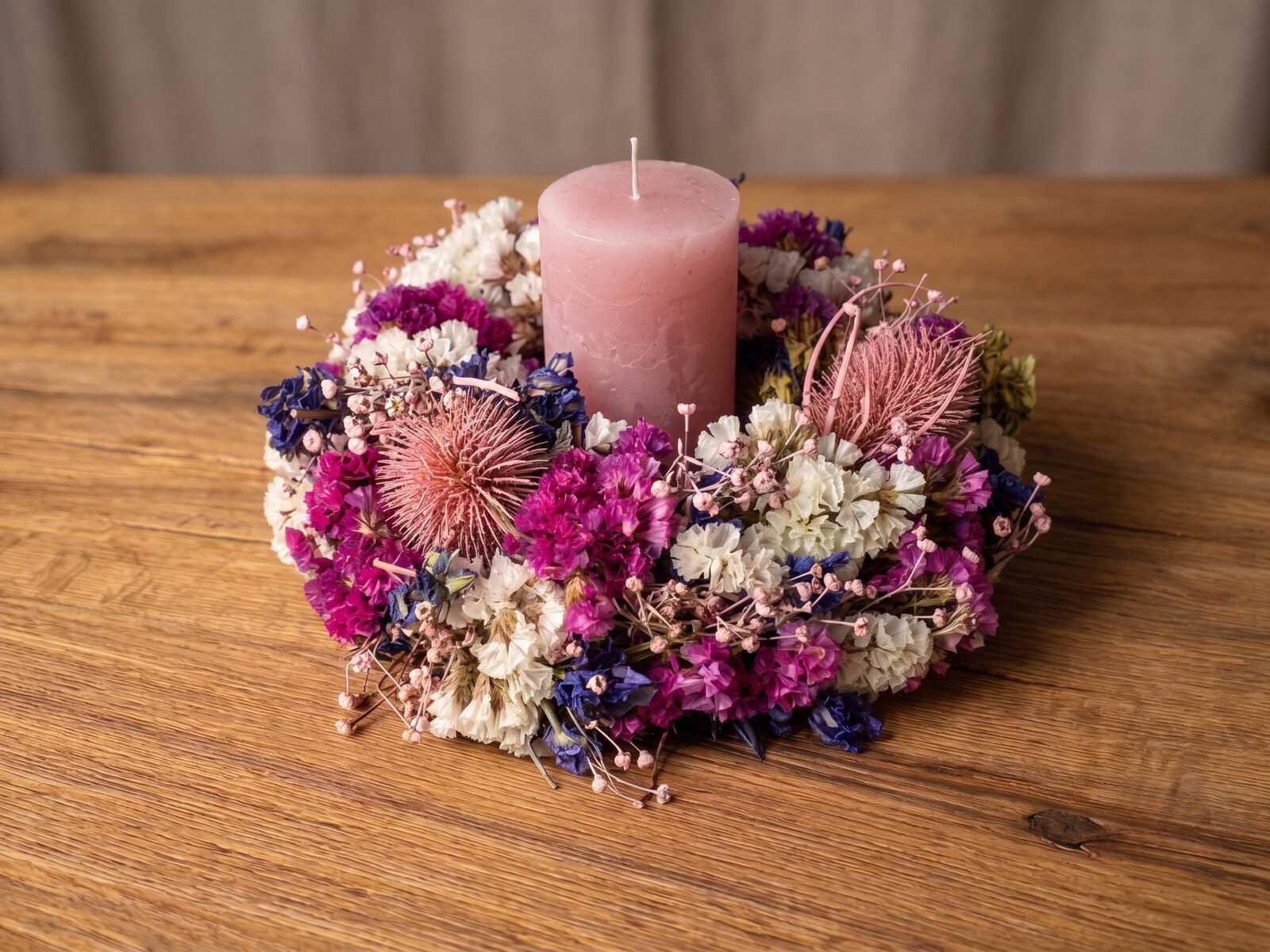 The Bijou – Trockenblumenkranz Ø 20 cm in Magenta, Royalblau und Creme