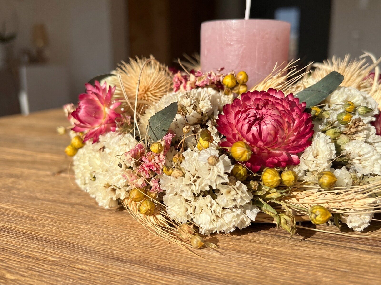 The Cottage – Trockenblumenkranz Ø 20 cm mit himbeerroten Strohblumen auf Creme