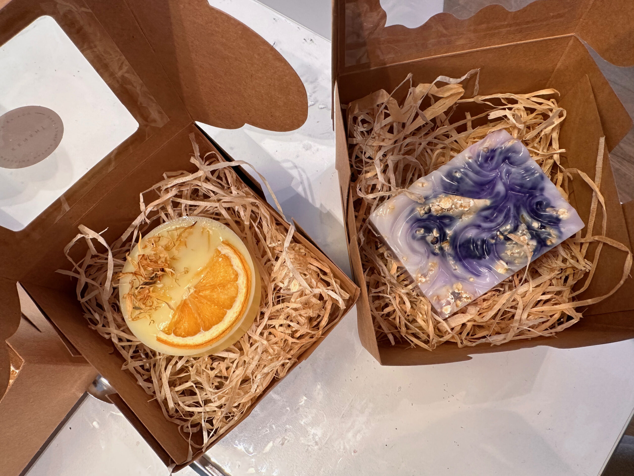 Zwei handgemachte Seifen mit Orangenscheibe und Blüten – private Seifen-Runde im Atelier Wundervoll Kaarst
