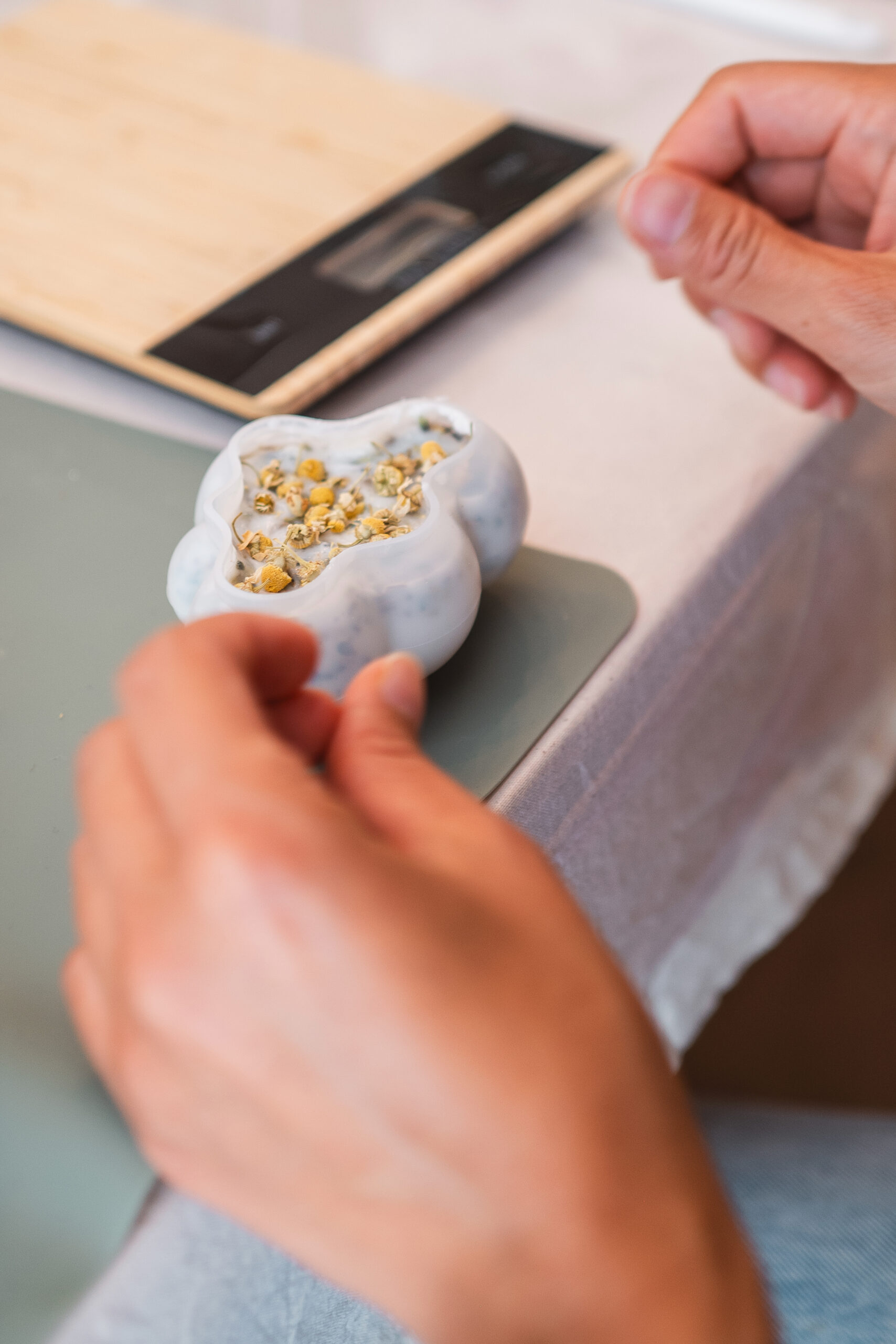Seifen Workshop in Kaarst – blütenförmige Naturseife mit getrockneten Blüten