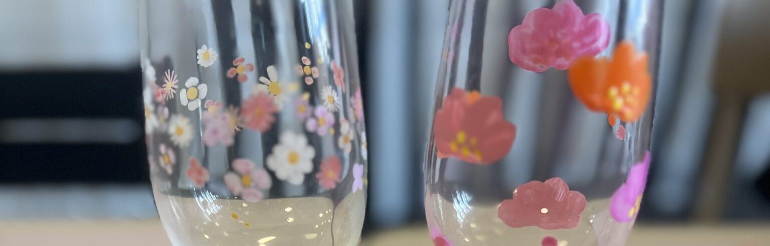 Gläser bemalen Workshop Kaarst – mit Blumen bemalte Weingläser