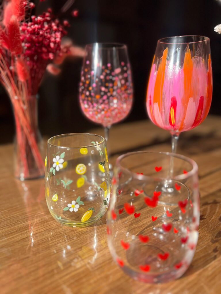 Gläser bemalen Workshop Kaarst – vier handbemalte Wein- und Wassergläser