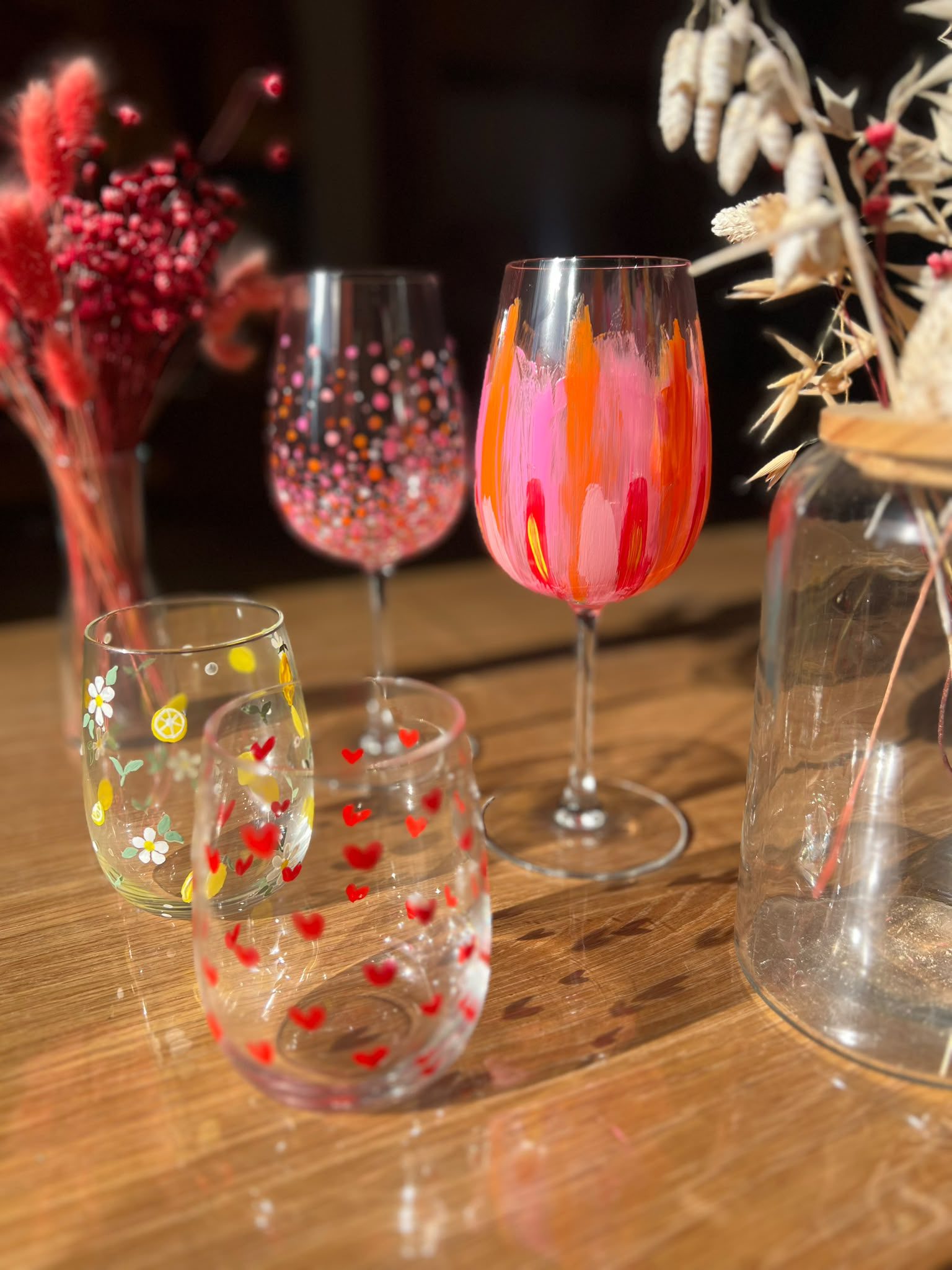 Gläser bemalen Kaarst – bemalte Weingläser mit Punkten, Herzen und Blumen