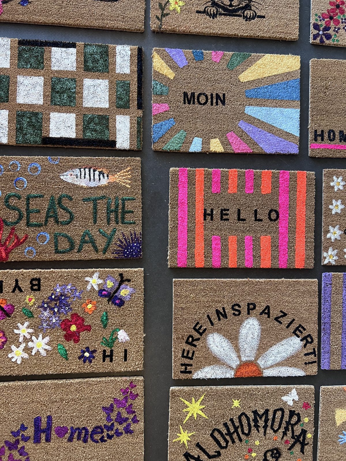 Fußmatten gestalten Workshop Kaarst – bunt bemalte Kokosmatten mit Moin, Hello und Seas the Day