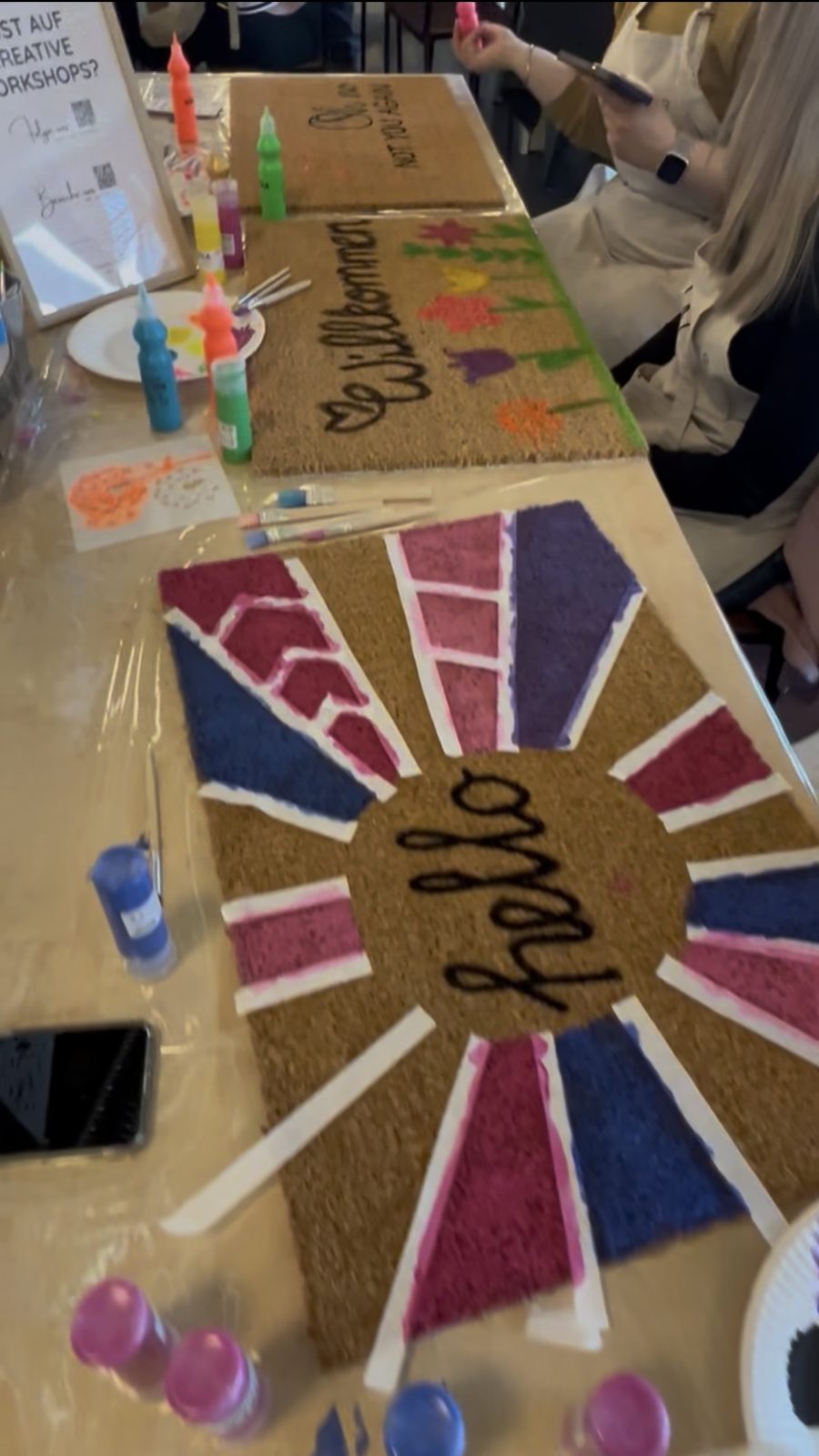 Fußmatte mit Schriftzug hello wird mit Farbe und Klebeband gestaltet – Workshop im Atelier Wundervoll