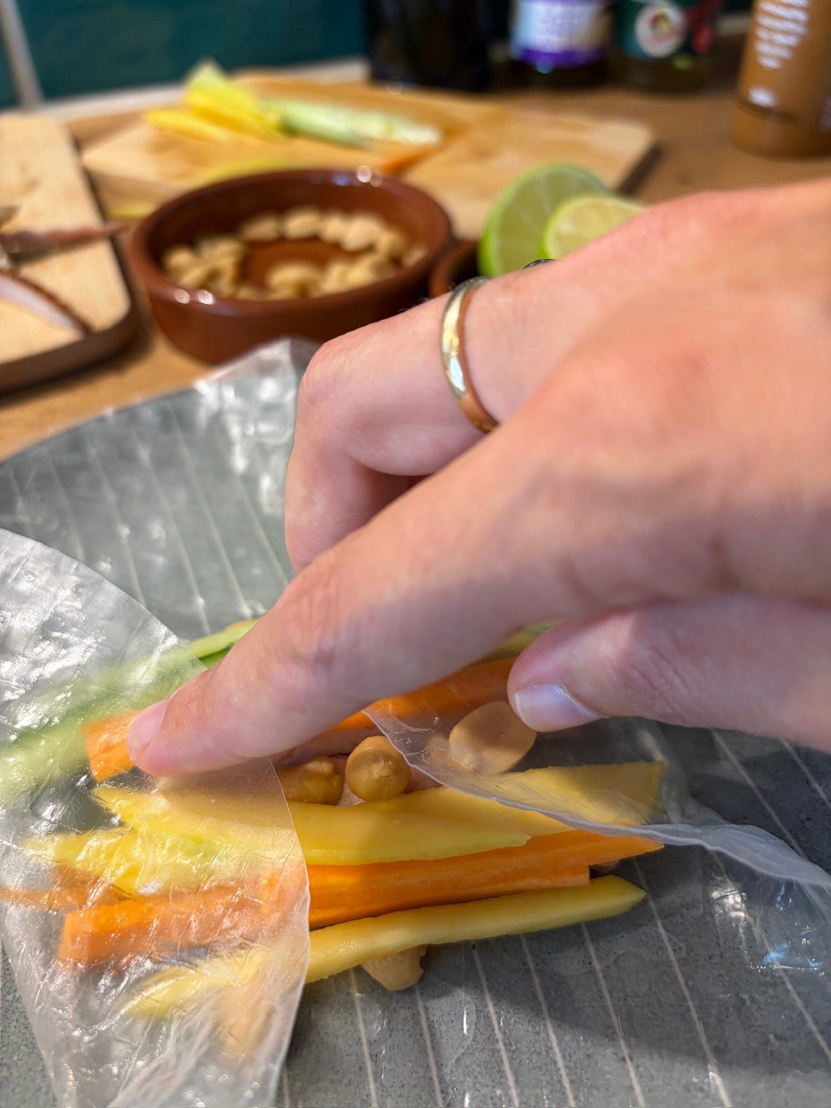 Sommerrollen von Hand rollen – Küchenparty Asia-Fingerfood im Atelier Wundervoll Kaarst