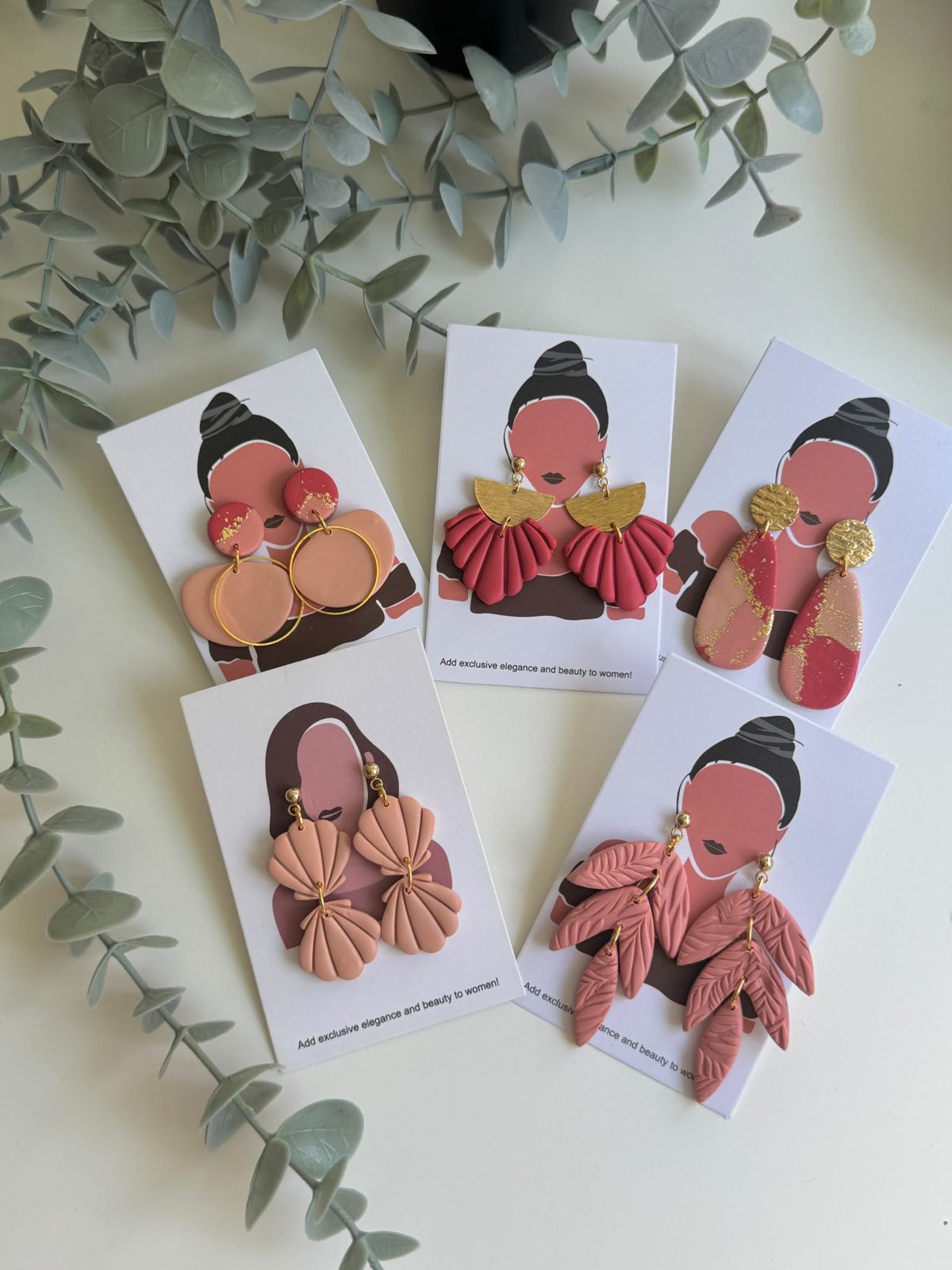 Polymer Clay Ohrringe Workshop Kaarst – vier Paar handgemachte Ohrringe auf Karten mit Eukalyptus