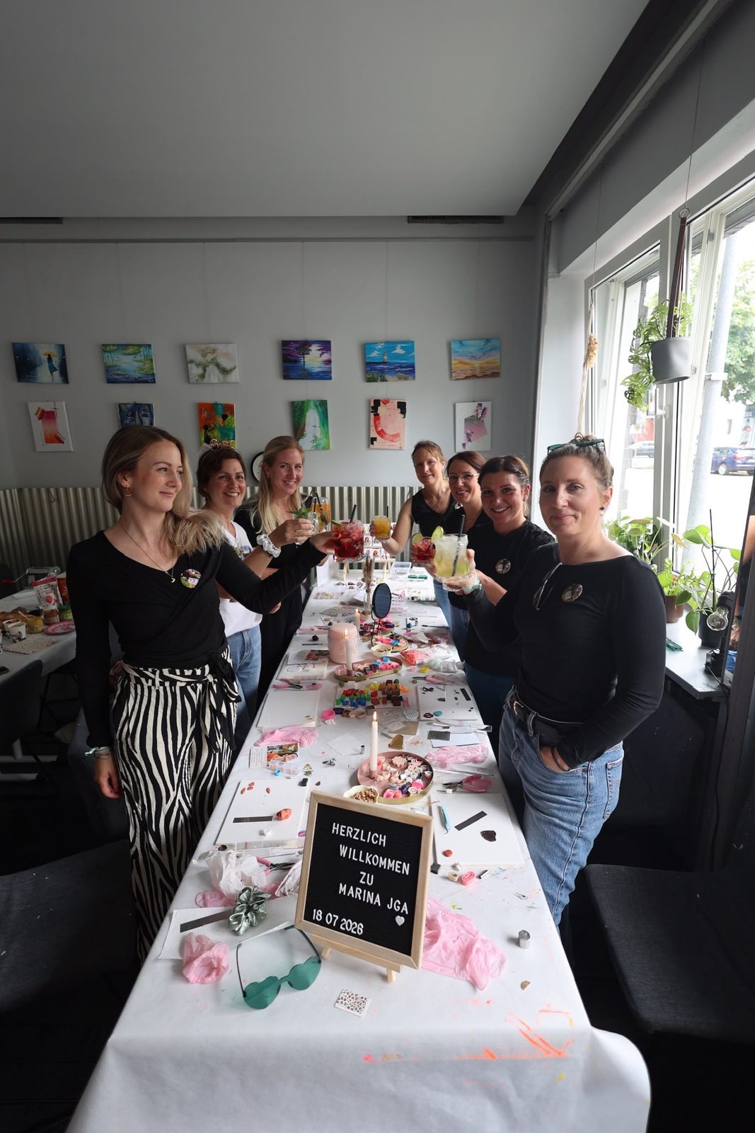 Gruppe beim Polymer Clay Ohrringe Workshop am langen Tisch im Atelier Wundervoll Kaarst
