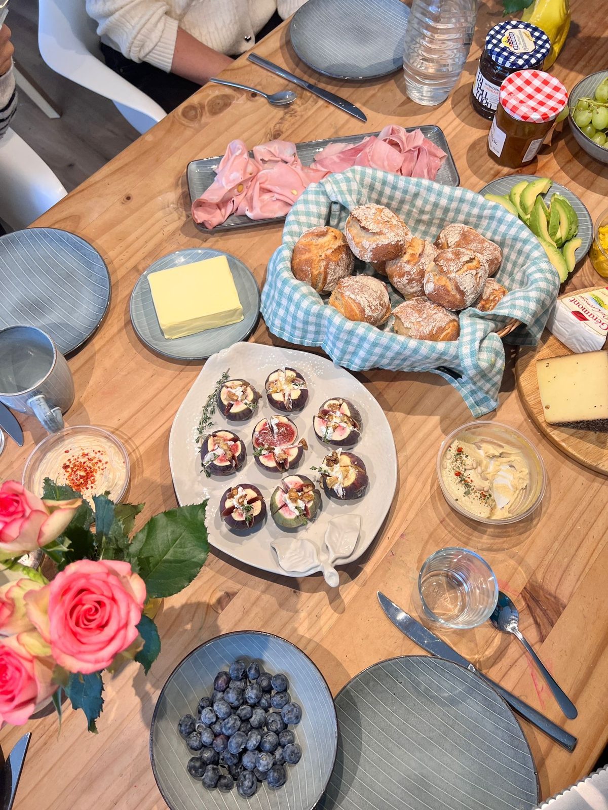 Brotbackkurs Kaarst – gedeckter Brunch-Tisch mit selbst gebackenen Brötchen bei der Küchenparty Bake & Brunch