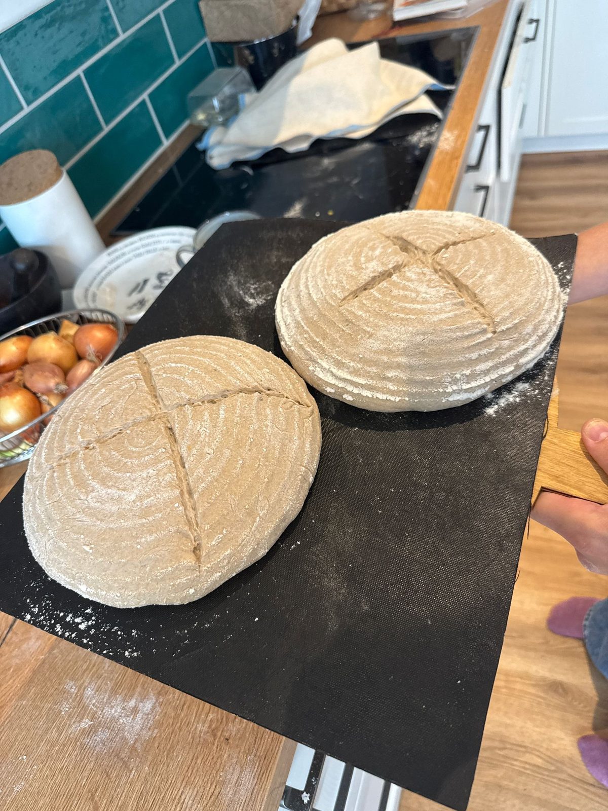 Brotbackkurs Kaarst – zwei geformte Brotlaibe mit Gärkörbchen-Muster bei der Küchenparty Bake & Brunch