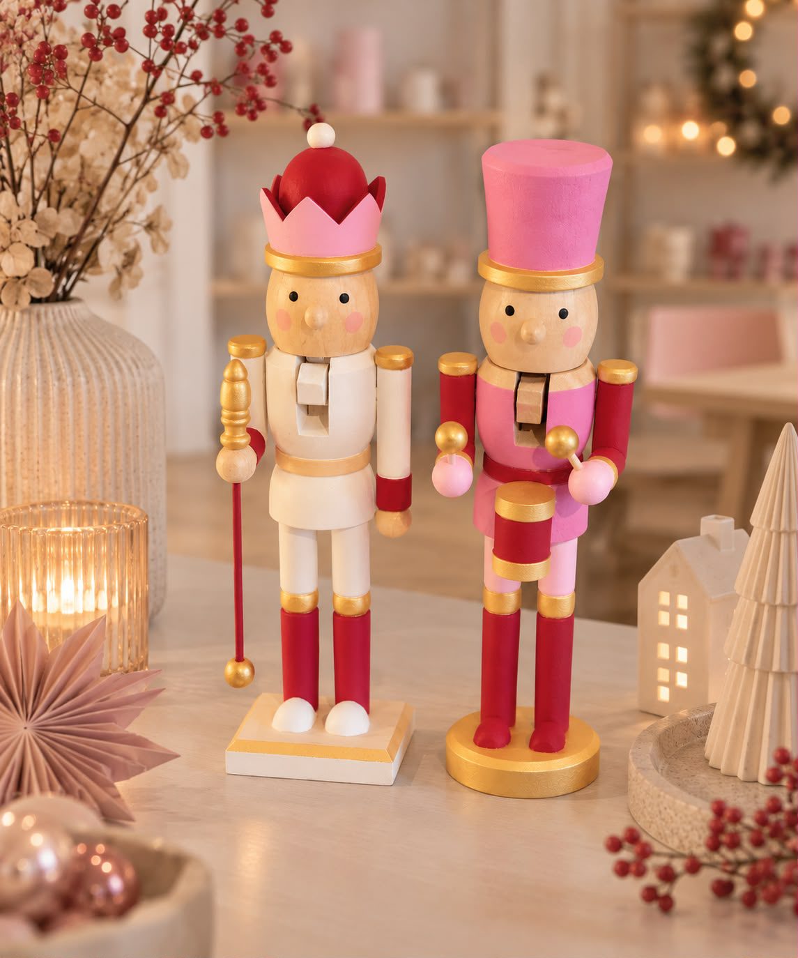 Nussknacker bemalen Workshop Kaarst – zwei selbst bemalte Holz-Nussknacker in Rosa, Rot und Gold im Atelier Wundervoll
