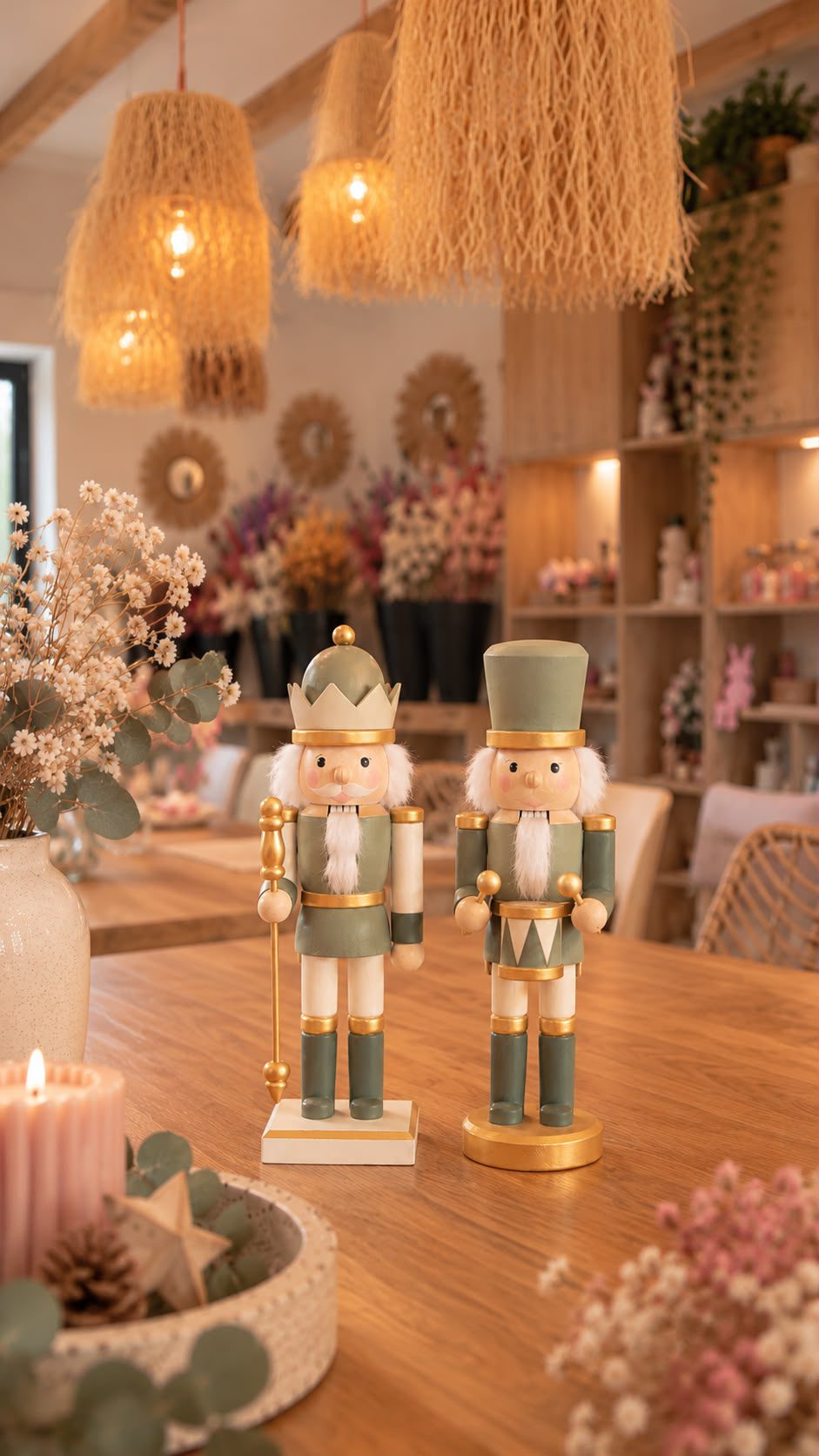 Zwei bemalte Nussknacker in Salbei, Creme und Gold mit weißem Fellbart – Nussknacker bemalen Workshop im Atelier Wundervoll