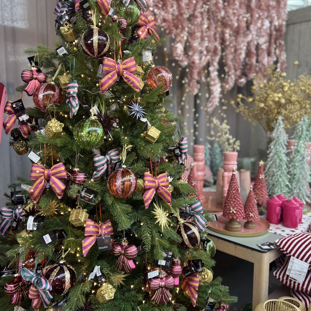 Weihnachtsausstellung bei Selders in Meerbusch mit geschmücktem Baum